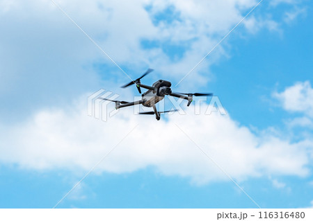 飛行するドローン 116316480