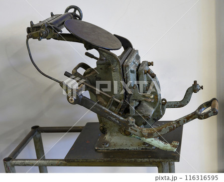 A manual small-format single-color high-speed printing machine made in Germany in the 19th century 116316595
