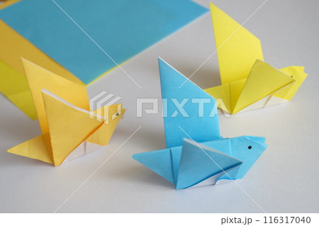小学生が折り紙で折った鳥 116317040