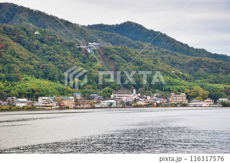 天橋立観光船から見た天橋立傘松公園側の風景（京都府宮津市） 116317576