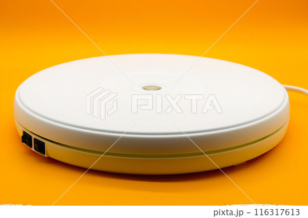 Rotary table for product photography with selective focus 116317613