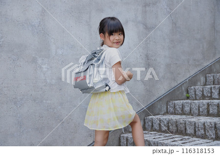 防災用リュックサック、非常持出袋を背負う小学生の女の子 防災用リュックサック、非常持出袋を背負う小学生の女の子 116318153