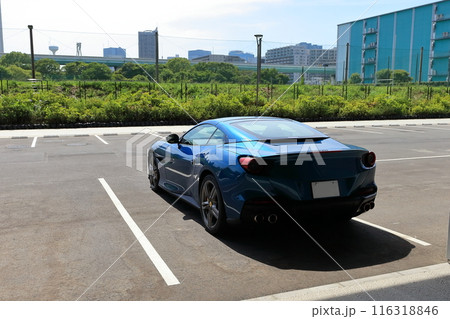 駐車場のスポーツカー　イメージ 116318846