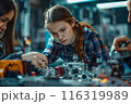 基板を持ち打ち合わせするエンジニア男女 116319989