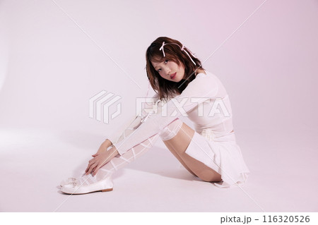 A Korean woman in her 20s who sits on the floor wearing a ballet core look and stares straight ahead 116320526