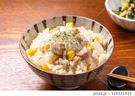 新玉ねぎとハムの炊き込みご飯 116321433
