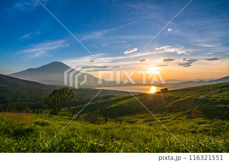 【山梨県】山中湖・三国峠から、梅雨の晴れ間の富士山　夕景 116321551