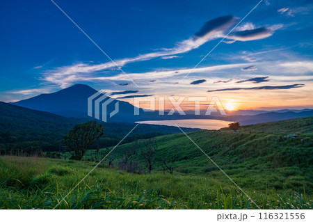 【山梨県】山中湖・三国峠から、梅雨の晴れ間の富士山　夕景 116321556
