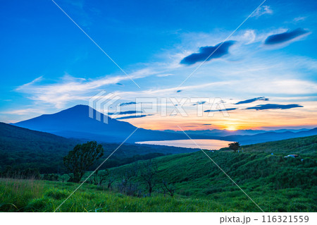 【山梨県】山中湖・三国峠から、梅雨の晴れ間の富士山　夕景 116321559