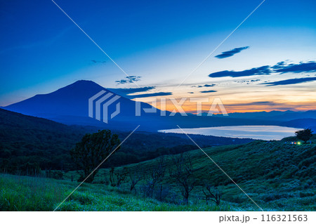 【山梨県】山中湖・三国峠から、梅雨の晴れ間の富士山 夕景 【山梨県】山中湖・三国峠から、梅雨の晴れ間の富士山 夕景 116321563