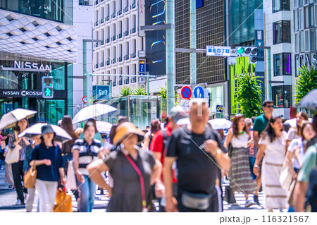 日本の東京都市景観 6月。賑わう銀座（奥では歩行者天国実施中、青信号を渡る観光客ら）…インバウンド 116321567