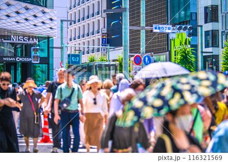 日本の東京都市景観 6月。賑わう銀座（奥では歩行者天国実施中、青信号を渡る観光客ら）…インバウンド 116321569