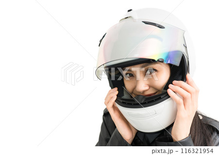 フルフェイスヘルメットを被るバイク女子 116321954