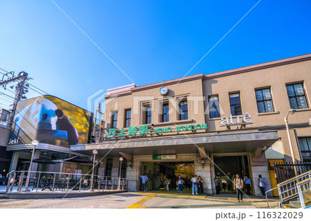 日本の東京都市景観 リニューアルされた上野駅広小路口などを望む。街頭ビジョンがお目見え＝7月5日 116322029