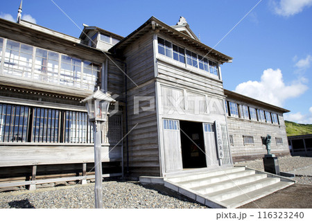 夏の北海道 青空と旧花田家番屋 夏の北海道 青空と旧花田家番屋 116323240