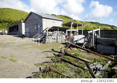 北海道 旧花田家番屋の薪置き場と漁船の錆びた錨 116323261