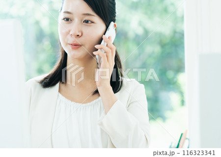 スマホで通話する若い女性 スマホで通話する若い女性 116323341
