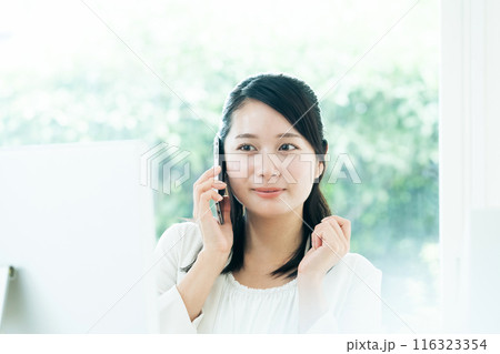 スマホで通話する若い女性 116323354