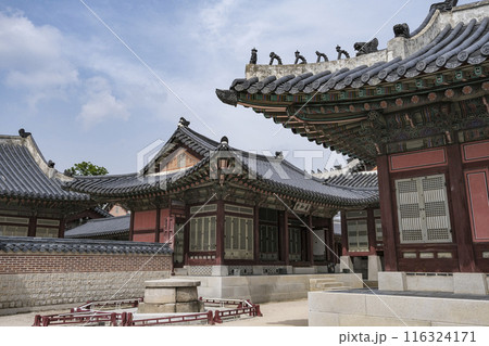 韓国の宮殿の屋根に見られる装飾物 韓国の宮殿の屋根に見られる装飾物 116324171