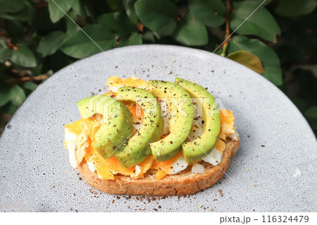 bread with egg and avocado topping 116324479