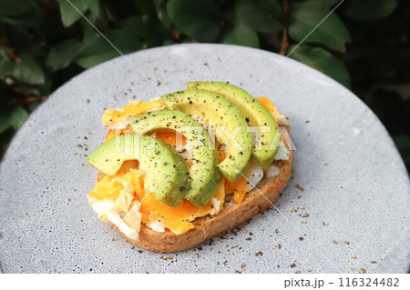 bread with egg and avocado topping 116324482
