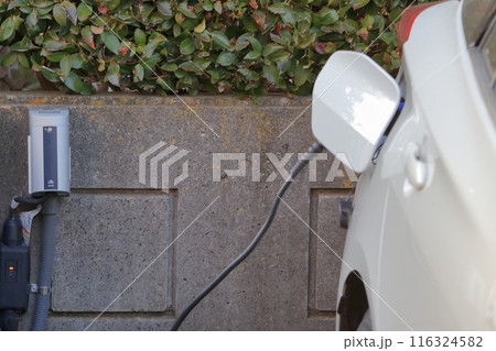 駐車場で充電中の車 116324582