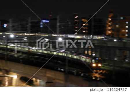 深夜の姫路市内を行く山陽新幹線・JR神戸線新快速 深夜の姫路市内を行く山陽新幹線・JR神戸線新快速 116324727