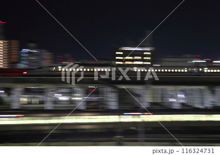 深夜の姫路市内を行く山陽新幹線・JR神戸線新快速 深夜の姫路市内を行く山陽新幹線・JR神戸線新快速 116324731