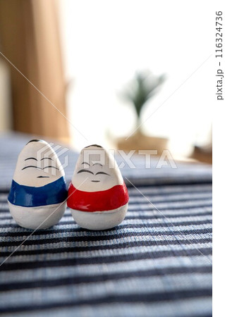 仲良く並んでいる起き上がり小法師② 116324736