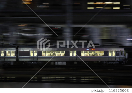 深夜の姫路駅付近を行くJR神戸線223系（新快速列車） 116325008