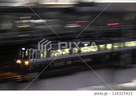 深夜の姫路駅付近を行くJR神戸線223系(快速列車) 深夜の姫路駅付近を行くJR神戸線223系(快速列車) 116325425