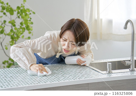 キッチンの汚れに困る主婦 116325806