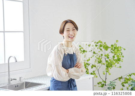 キッチンに立つ主婦のポートレート キッチンに立つ主婦のポートレート 116325808