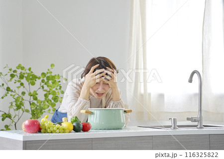 キッチンで落ち込む女性 116325822