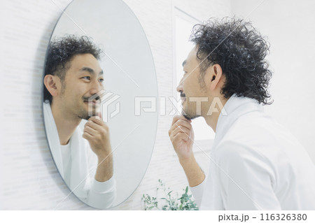 鏡を見ながら肌トラブルに悩む男性 鏡を見ながら肌トラブルに悩む男性 116326380