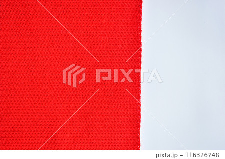 red wool knitted yarn texture, woolen fabric on white background 116326748