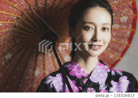 黒い浴衣の女性 116326813