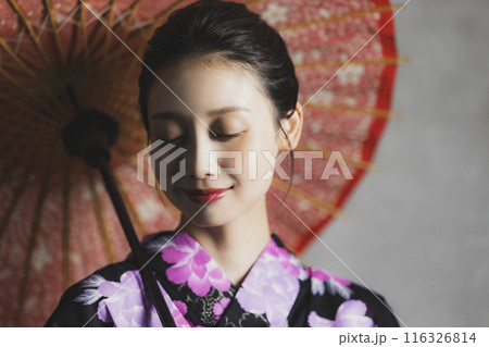 黒い浴衣の女性 116326814