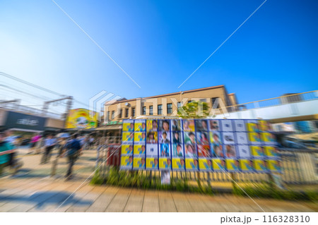 日本の東京都市景観　上野駅。カオスな東京都知事選挙の選挙ポスター掲示場・2024年7月7日投票日… 116328310