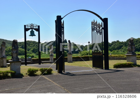 栃木県那須町　那須オルゴール美術館の鐘と新緑 116328606