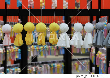 神社に飾られたたくさんのてるてる坊主　 116329098
