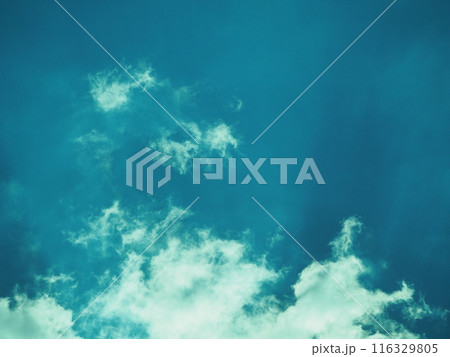 青空に浮かぶ個性的な雲たち 116329805