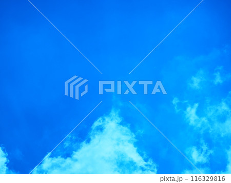 青空に浮かぶ個性的な雲たち 116329816