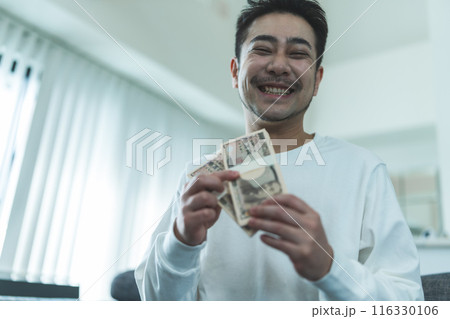 大金を手にした男性 116330106