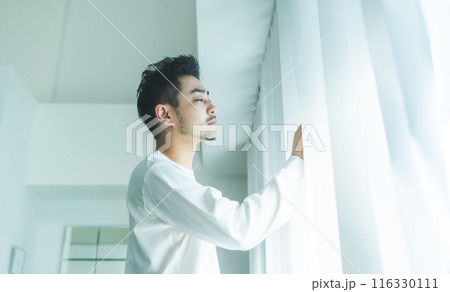 朝、目覚めた男性 朝、目覚めた男性 116330111