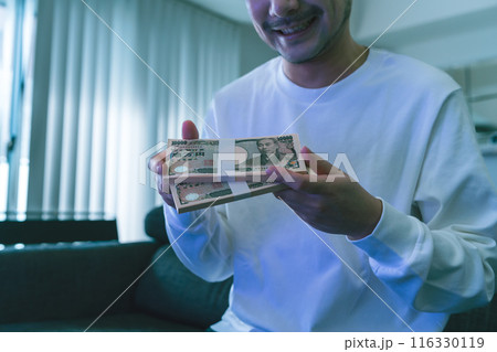 現金を手にした男性 現金を手にした男性 116330119