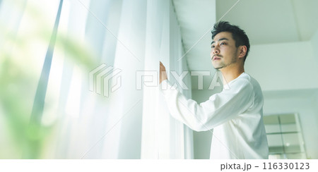 朝、目覚めた男性 朝、目覚めた男性 116330123