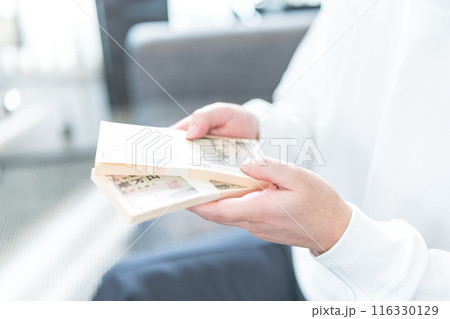 現金を持つ男性 116330129