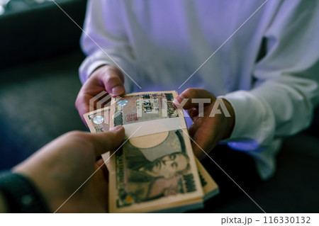 大金を手にした男性 116330132