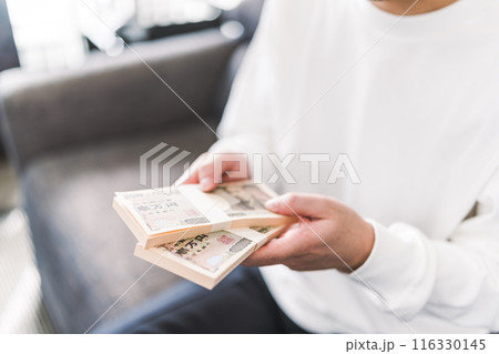 現金を持つ男性 116330145